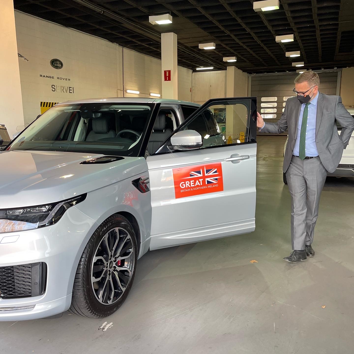 Embassy Range Rover Cesión de un RANGE ROVER SPORT PHEV a la British Embassy - QUADIS ...